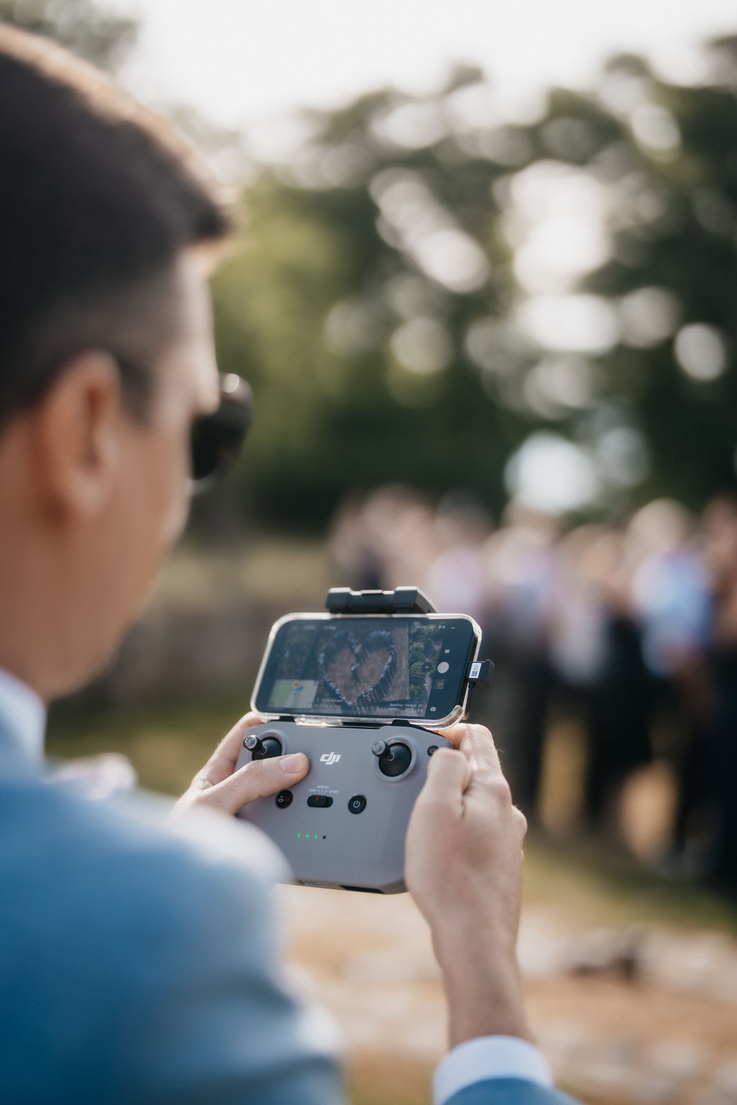 Drohnenpilot auf einer Hochzeit